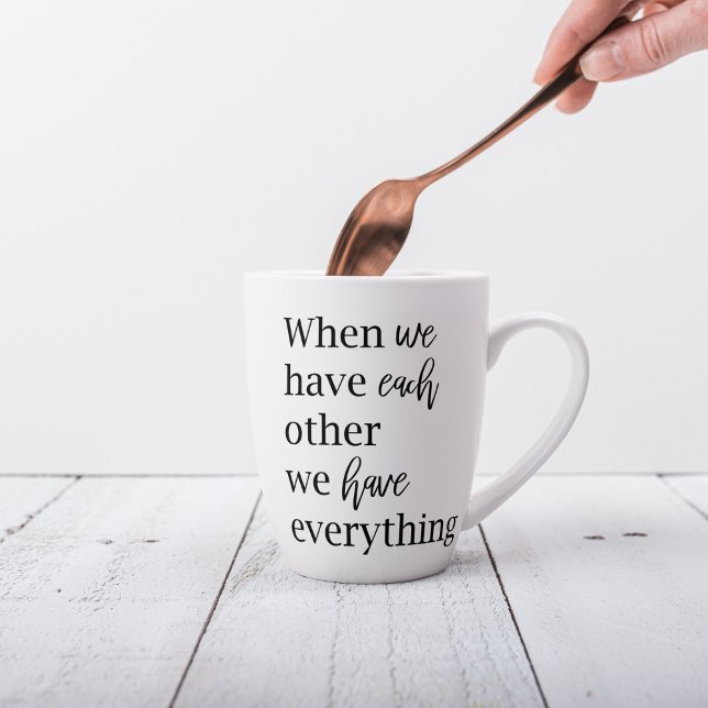 Taza De Café Latte Pareja romántica moderna cita un regalo encantador (Subido por el creador)