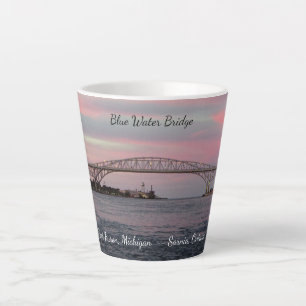 Taza De Café Latte Paro latente del puente de agua azul