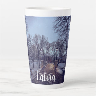 Taza De Café Latte Parque de la ciudad nevada de invierno por la noch