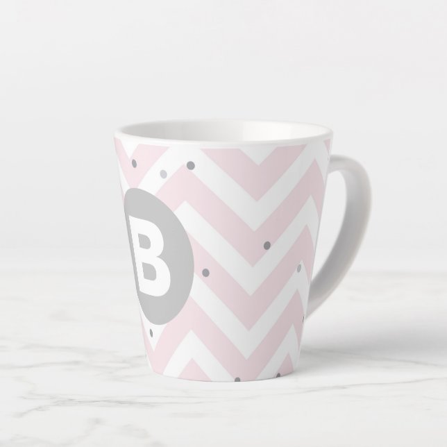 Taza De Café Latte Pastel Pink Chevron and Dots Grey Monogram (Ángulo derecho)