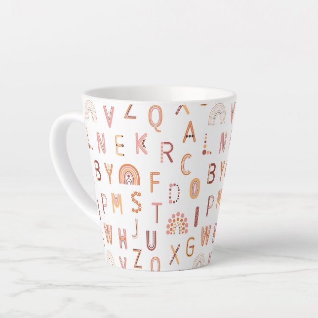Taza De Café Latte Patrón de alfabeto arcoiris diverso (Ángulo izquierdo)