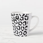 Taza De Café Latte Patrón de impresión de animales del Leopardo Blanc<br><div class="desc">Este moderno y elegante diseño de la huella animal es perfecto para la moderna y elegante moda. Cuenta con una estampa de leopardo blanco y negro dibujada a mano. Es elegante, moda, simple y de moda. ***NOTA DE DISEÑO IMPORTANTE: Para cualquier solicitud de diseño personalizado, como solicitudes de productos coincidentes,...</div>