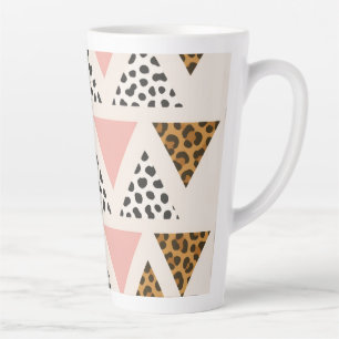 Taza De Café Latte Patrón de leopardo chic y triángulo rosa