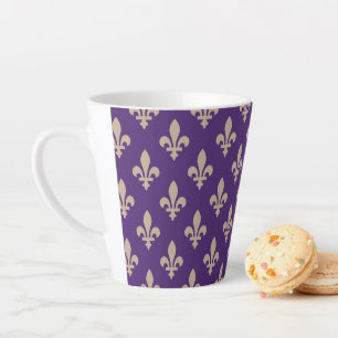 Taza De Café Latte Patrón Fleur de Lis, crema francesa real en morado