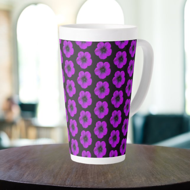 Taza De Café Latte Patrón floral morado de geranio en negro (In Situ)