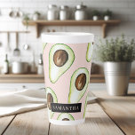Taza De Café Latte Patrón Moderno De Aguacate Rosa Y Verde Con Nombre<br><div class="desc">Patrón Moderno De Aguacate Rosa Y Verde Con Nombre</div>