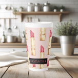 Taza De Café Latte Patrón moderno de pintalabios rosados y rojos con<br><div class="desc">Patrón moderno de pintalabios rosados y rojos con nombre</div>