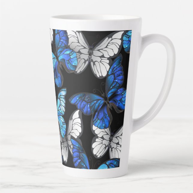 Taza De Café Latte Patrón oscuro sin foco con mariposas azules morfo (Derecha)