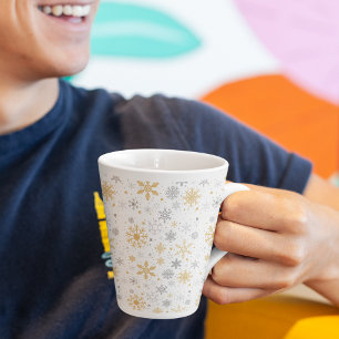 Taza De Café Latte Patrón sin foco de nieve y círculo