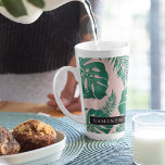 Taza De Café Latte Patrón y nombre de hojas de palma verde y rosa tro<br><div class="desc">El diseño de las hojas de palma rosadas y verdes tropicales es vibrante y animado, con elementos naturales y estéticos tropicales. El diseño de las hojas de palmera exuberantes en tonos rosa y verde crea un contraste llamativo y un aspecto llamativo.En general, el patrón de las hojas de palmeras rosadas...</div>