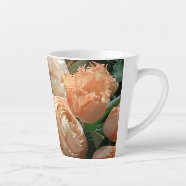 Taza De Café Latte Peach Ranunculus y Tulip Floral Latte mug (Derecha)