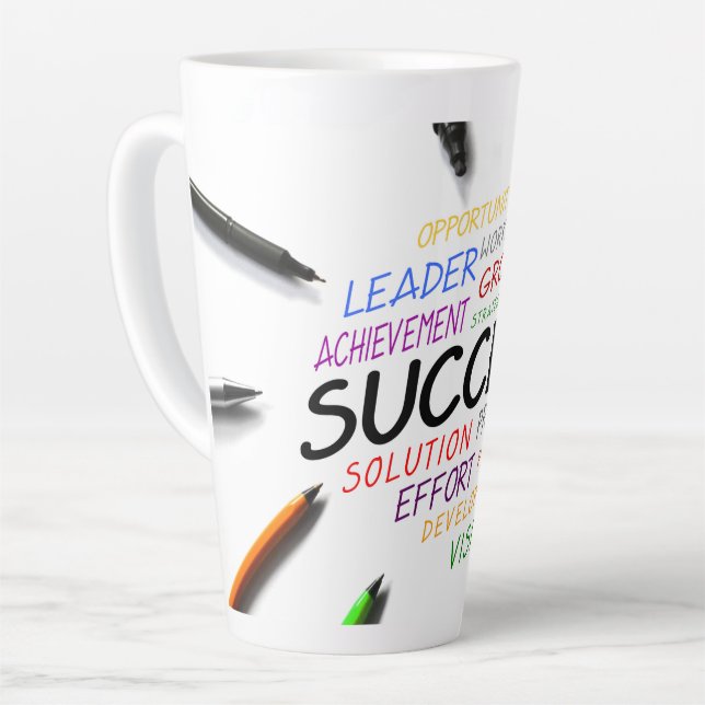 Taza De Café Latte Pens sobre fondo blanco (Ángulo izquierdo)