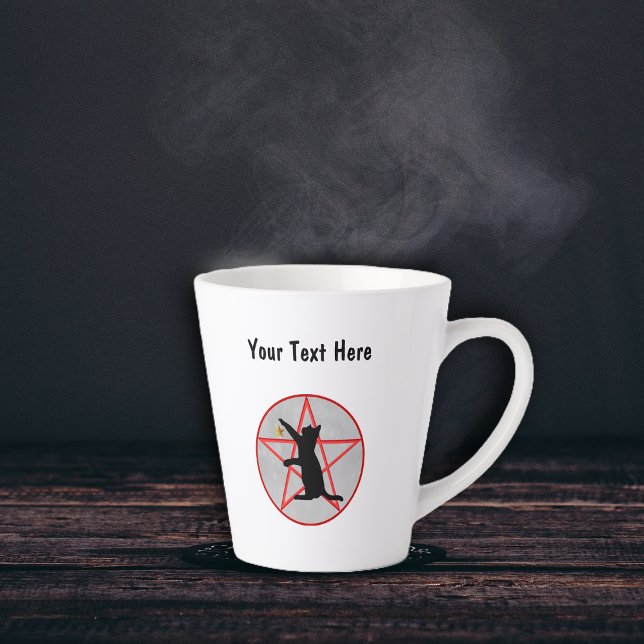 Taza De Café Latte Pentagrama rojo sobre gris en estrella de gato neg (Black witch cat silhouette gold star on grey circle with red pentagram on latte mug.)