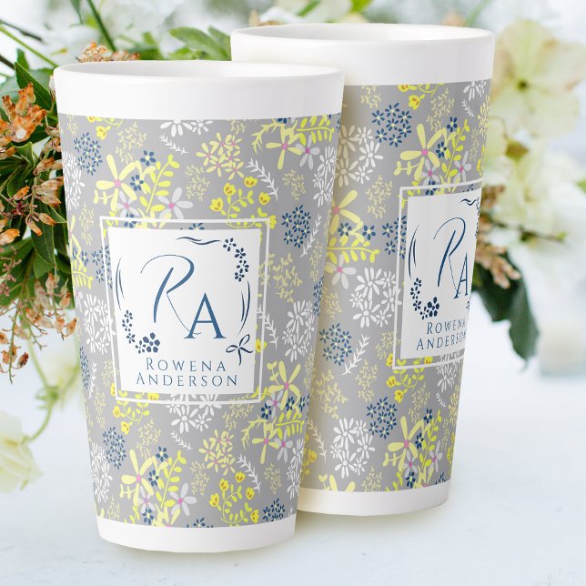 Taza De Café Latte Pequeñas flores de Bouquet lavanda gris (Lovely and sweet tiny flowers bouquet design.)