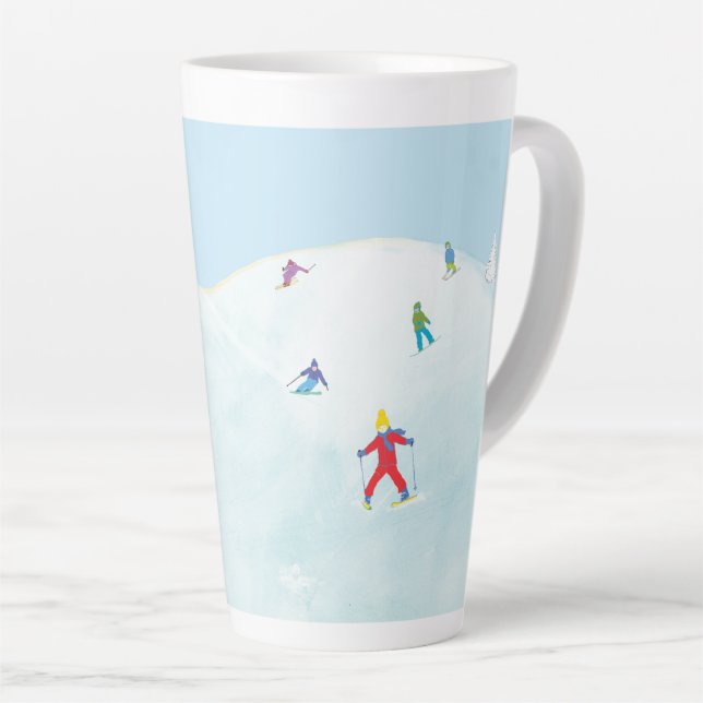 Taza De Café Latte Pequeños Esquiadores En Snowy Hill (Ángulo derecho)