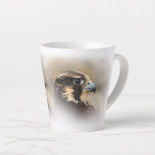 Taza De Café Latte Perfil visto de un halcón peregrino