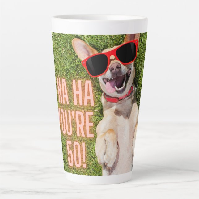 Taza De Café Latte Perro riéndose 50 cumpleaños   (Anverso)