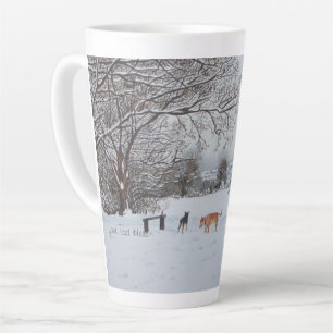 Taza De Café Latte perros jugando paisaje de nieve en invierno