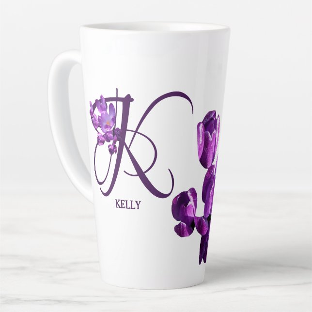 Taza De Café Latte Personalizable Kelly nombre bonito giratoria morad (Ángulo izquierdo)