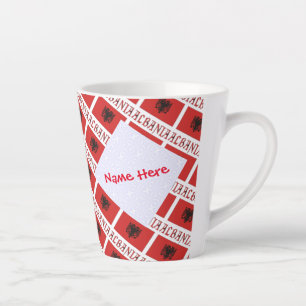 Taza De Café Latte Personalización de bandera albanesa en mosaico roj