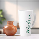 Taza De Café Latte Personalizado de guiones manuscritos con nombre ve<br><div class="desc">Un atrevido cazador verde monograma personalizado latte para un chica o un tipo que ama regalos simples y escritos a mano. Hermoso guión cursivo en el costado de la botella que explica su nombre.</div>