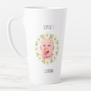 Taza De Café Latte Personalizado Foto del bebé Daisy Wreath Abuela