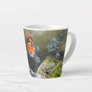 Taza De Café Latte Pescado de Koi en un estanque