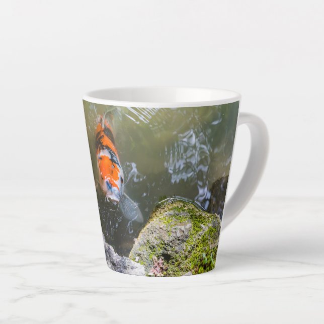 Taza De Café Latte Pescado de Koi en un estanque (Ángulo derecho)