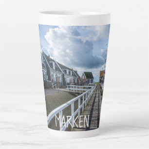 Taza De Café Latte Pier de madera en Marken, Países Bajos