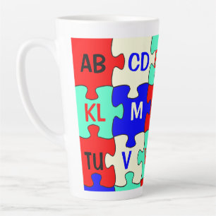 Taza De Café Latte Piezas de rompecabezas coloridas y letras de alfab