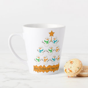 Taza De Café Latte pirámide de árbol de Navidad hecha de muñecos de n