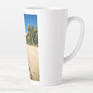 Taza De Café Latte Playa de una isla en Fiji