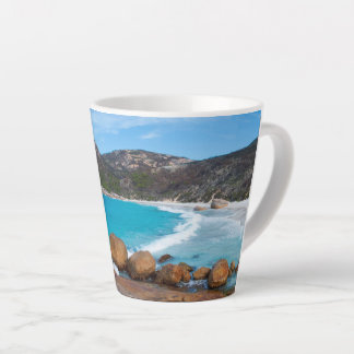Taza De Café Latte Playa idílica en una bahía aislada