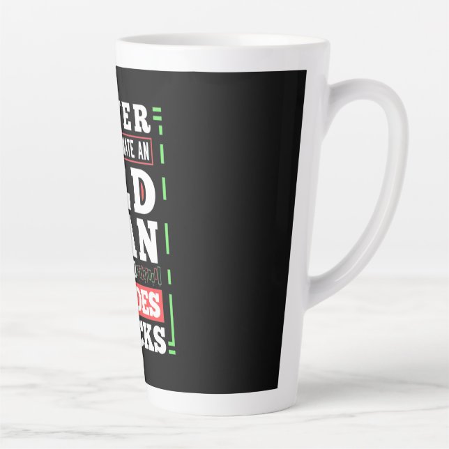 Taza De Café Latte Poder Inversor De Un Viejo Que Comercializa Accion (Derecha)