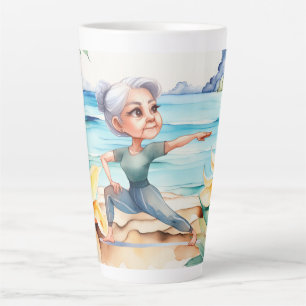 Taza De Café Latte Posición de yoga junto a la playa
