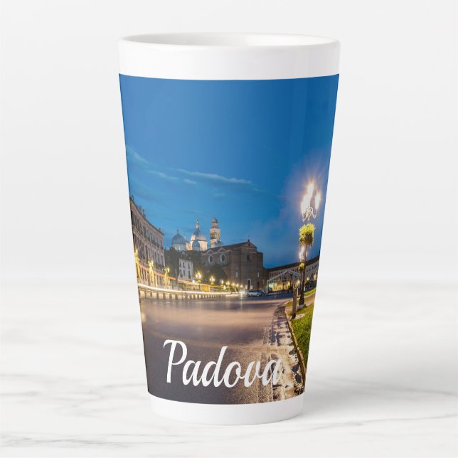 Taza De Café Latte Prato della Valle por la noche en Padova, Italia (Anverso)