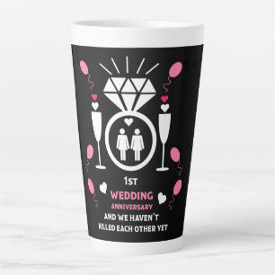 Taza De Café Latte Primera Aniversario de la Boda de la Mujer Gay