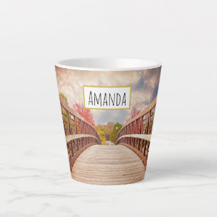 Taza De Café Latte Puente rústico de madera en el campo