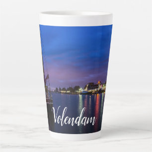 Taza De Café Latte Puerto de Volendam iluminado por la noche