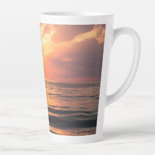 Taza De Café Latte puesta de sol sobre el agua