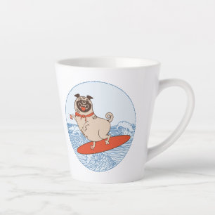 Taza De Café Latte Pug feliz montando una ola en una tabla de surf  
