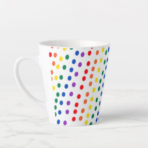 Taza De Café Latte Puntos de golosinas arcoiris sobre blanco
