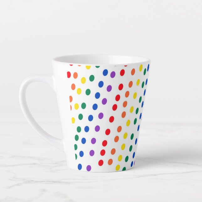Taza De Café Latte Puntos de golosinas arcoiris sobre blanco (Izquierda)