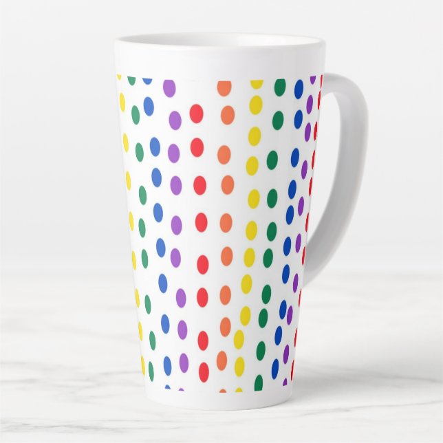 Taza De Café Latte Puntos de golosinas arcoiris sobre blanco (Ángulo derecho)