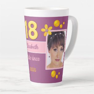 Taza De Café Latte Púrpura y oro con el nombre de la foto de 18 años