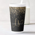 Taza De Café Latte Purpurina dorado Glam Monograma Nombre<br><div class="desc">Purpurina Glam Gold Elegant Monograma Latte Mug. Personaliza fácilmente este diseño de tazas de latte de moda de moda con un elegante purpurina brillante de oro sobre un fondo negro. El diseño incluye su monograma manuscrito con remolques de bonito y su nombre.</div>