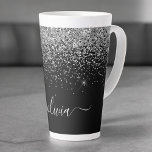 Taza De Café Latte Purpurina negro plateado Script Monograma Nombre d<br><div class="desc">Relieve metalizado de imitación negro y plateado Purpurina de espuma metálica guión Monograma nombre latte café taza de taza de café. Esto hace que el dulce perfecto cumpleaños 16, boda, ducha de novia, aniversario, ducha de bebé o fiesta de soltera sea regalo para alguien que ama el lujo glam y...</div>