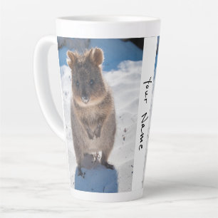 Taza De Café Latte Quokka lindo y feliz personalizado en la playa