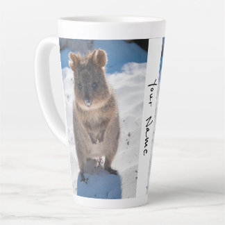 Taza De Café Latte Quokka lindo y feliz personalizado en la playa