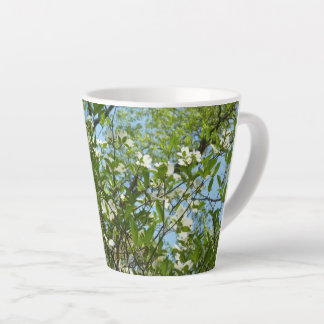 Taza De Café Latte Ramas de Dogwood florecen árboles de primavera